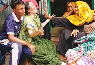 নিহতদের স্বজনদের আহাজারি। ছবি: ইত্তেফাক
