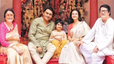 পারিবারিক পূজামণ্ডপে সপরিবারে রঞ্জিত মল্লিক। ছবি: সংগৃহীত