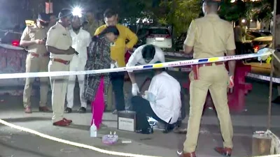 ঘটনাস্থ পরিদর্শন করছে ফরেনসিক দল। ছবি: পিটিআই