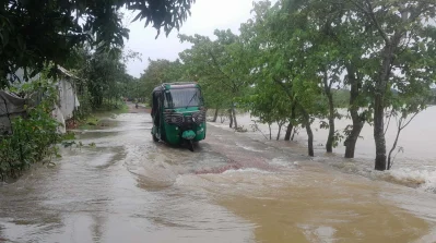 কলমাকান্দা উপজেলার চিনাহালা-বরুয়াকোনা সড়কের চিনাহালা এলাকা থেকে তোলা। ছবি: ইত্তেফাক