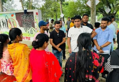 খুলনা বিএল কলেজে শিক্ষার্থীদের সঙ্গে মতবিনিময় করেন ছাত্রদলের সাধারণ সম্পাদক নাছির উদ্দীন নাছির। ছবি: ইত্তেফাক
