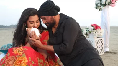 &lsquo;&zwnj;প্রহেলিকা&rsquo; ছবির &lsquo;মেঘের নৌকা&rsquo; গানের দৃশ্যে বুবলী ও মাহফুজ আহমেদ। ছবি: সংগৃহীত