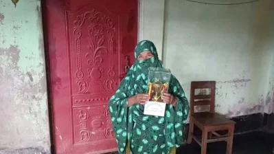 ছেলের স্মৃতি আঁকড়ে কাঁদছেন মা রাহেনা বেগম। ছবি: ইত্তেফাক  