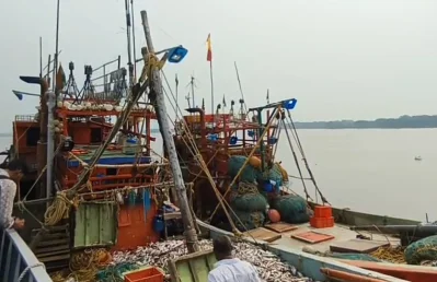 আটক ভারতীয় জাহাজ। ছবি: ইত্তেফাক