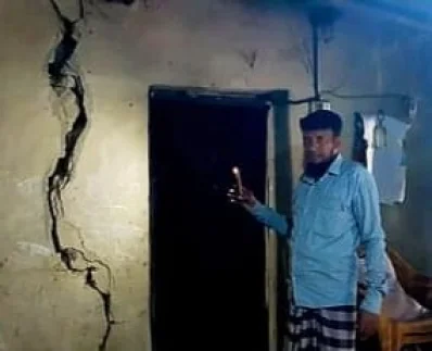 ফাটল দেখা দিয়েছে বসতবাড়িতে। ছবি: ইত্তেফাক