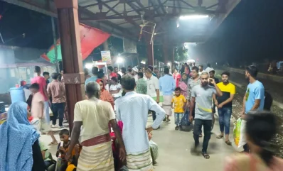 ট্রেন লাইনচ্যুত হওয়ায় দুর্ভোগে পড়েন যাত্রীরা। ছবি: ইত্তেফাক 