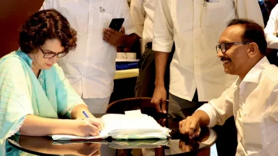মনোনয়ন জমার মধ্য দিয়ে আনুষ্ঠানিকভাবে নির্বাচনী রাজনীতিতে প্রবেশ করলেন প্রিয়াঙ্কা গান্ধী। ছবি: সংগৃহীত