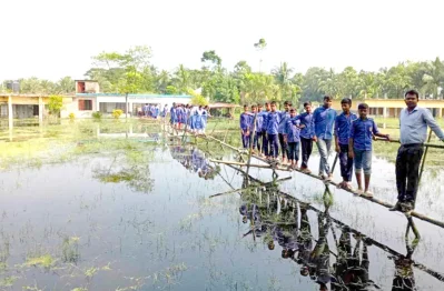 পানি উঠে যাওয়ায় যাতায়তের জন্য শিক্ষার্থীদের বাঁশের সাঁকোই ভরসা। ছবি: ইত্তেফাক 