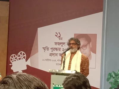 পুরস্কারপ্রাপ্তির পর অনুভূতি ব্যক্ত করছেন নির্মাতা গিয়াস উদ্দিন সেলিম। ছবি: ইত্তেফাক