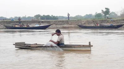 নিষেধাজ্ঞার পরও পদ্মায় প্রকাশ্যে ইলিশ শিকার। ছবি:ইত্তেফাক