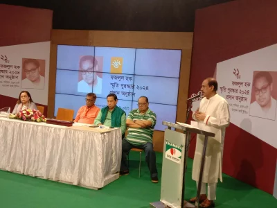 বক্তব্য রাখছেন দৈনিক মানবজমিন পত্রিকার প্রধান সম্পাদক মতিউর রহমান চৌধুরী। ছবি: ইত্তেফাক