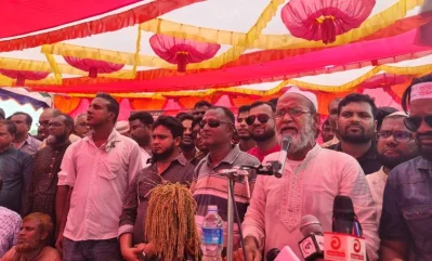 বক্তব্য দিচ্ছেন নওগাঁ জেলা বিএনপির সাবেক সহ-সভাপতি মোস্তাফিজুর রহমান। ছবি: ইত্তেফাক