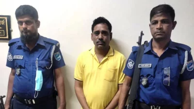 সাবেক ডিবিপ্রধান হারুনের ক্যাশিয়ার গ্রেপ্তার