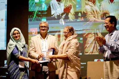 অধ্যাপক আজমেরি সুলতানার হাতে সম্মাননা স্মারক তুলে দেন অধ্যাপক নাজমুন নাহার