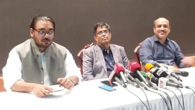 রাজধানীর ফরেন সার্ভিস একাডেমিতে আজ বুধবার সন্ধ্যায় সংবাদ ব্রিফিংয়ে প্রধান উপদেষ্টার প্রেস উইংয়ের সদস্যরা