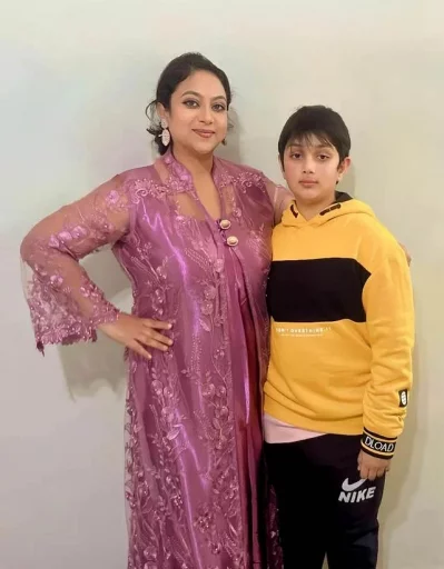 ছেলে আইজানের সঙ্গে শাবনূর। ছবি: সংগৃহীত