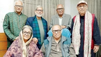 একফ্রেমে খায়রুল আলম সবুজ, আসাদুজ্জামান নূর, আমিরুল হক চৌধুরী, আবুল হায়াত, দিলারা জামান ও মাসুদ আলী খানের মতো বর্ষীয়ান অভিনয়শিল্পী। ছবি: সংগৃহীত