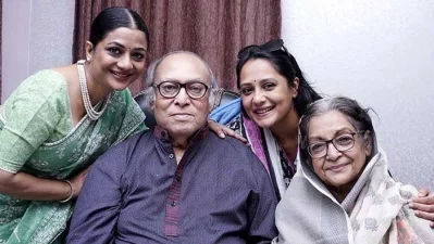 গত বছর মাসুদ আলী খানকে দেখতে তার বাসায় গিয়েছিলেন সুইটি, অপি করিম ও দিলারা জামান। ছবি: সংগৃহীত