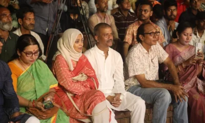 সস্ত্রীক যাত্রাপালা উপভোগ করছেন উপদেষ্টা আসিফ নজরুল। ছবি: সংগৃহীত