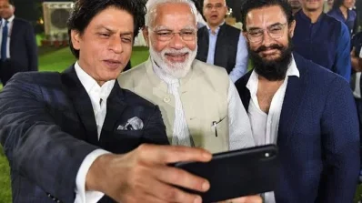 প্রধানমন্ত্রী নরেন্দ্র মোদির সঙ্গে ছবি তুলছেন শাহরুখ খান ও আমির খান। ছবি: সংগৃহীত