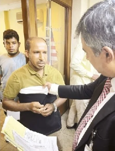 সেবা চাইতে গিয়ে সম্প্রতি কুয়ালালামপুরে বাংলাদেশ হাইকমিশনে কাউন্সেলরের হেনস্তার শিকার এক প্রবাসী কর্মী। ছবি: সংগৃহীত
