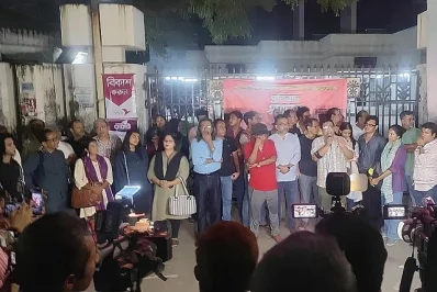 জাতীয় নাট্যশালার তিনটি মিলনায়তন খুলে দেওয়া, একাডেমির পরিষদে আমলানির্ভরতা কমানোর পাশাপাশি একাডেমি থেকে সাত দিনের মধ্যে সেনাবাহিনীকে অন্যত্র সরিয়ে নেওয়ার দাবি তুলেছেন তারা। ছবি: সংগৃহীত