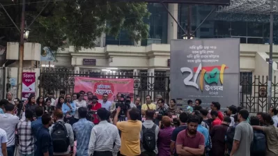 বিক্ষুব্ধ থিয়েটারকর্মীদের সমাবেশে লিখিত ছয়টি দাবি তুলে ধরা হয়। ছবি: সংগৃহীত