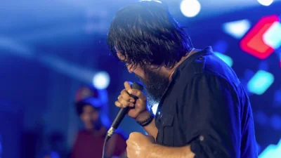 মঞ্চে গান পরিবেশন করছেন নোবেল। ছবি: সংগৃহীত