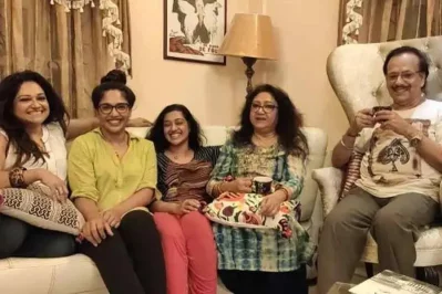তিন কন্যার সঙ্গে জাদুকর পিসি সরকার দম্পতি। ছবি: সংগৃহীত