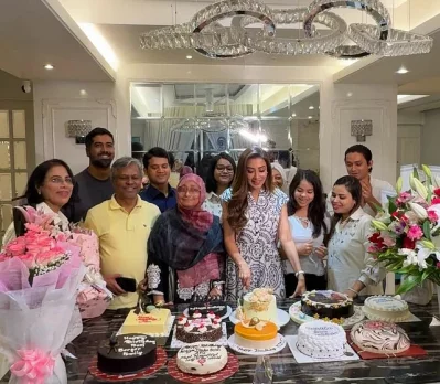 পরিবারের সবার সঙ্গে কেক কাটছেন মিম। ছবি: সংগৃহীত