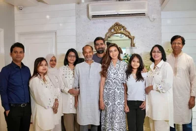 পরিবারের সদস্যদের সঙ্গে মিম। ছবি: সংগৃহীত