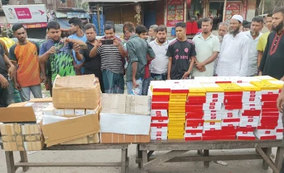 চোরাই পথে ঢাকায় আনা শতাধিক মোবাইল