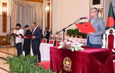 শপথ নিচ্ছেন অন্তর্বর্তীকালীন সরকারের নবনিযুক্ত তিন উপদেষ্টা। ছবি: সংগৃহীত