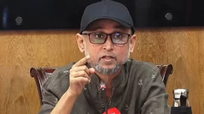 মন্ত্রণালয়ে সাংবাদিকদের নিজের কর্মপরিকল্পনার কথা জানাচ্ছেন উপদেষ্টা ফারুকী। ছবি: সংগৃহীত
