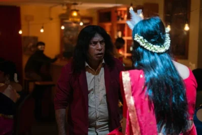 &lsquo;আধুনিক বাংলা হোটেল&rsquo; এর দৃশ্যে মোশাররফ করিম ও নিদ্রা নেহা। ছবি: সংগৃহীত