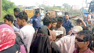 ঘটনাস্থলে জটলা করে সাধারণ মানুষ।
