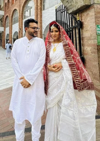 স্বামীর সঙ্গে বিয়ের সাজে সারা ফ্যায়রুজ যাইমা। ছবি: সংগৃহীত