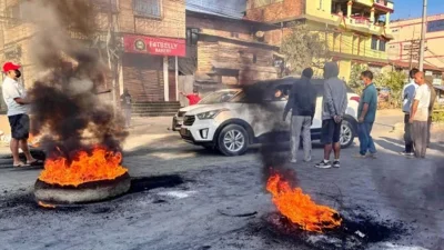 দাবি উপেক্ষা করা হলে যানবাহনে আগুন দেয় বিক্ষোভকারীরা। ছবি: সংগৃহীত