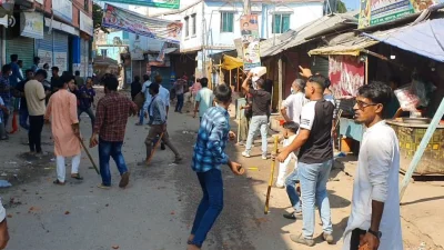 লাঠি-সোটা ও ইট-পাটকেল হাতে হামলারত বিএনপি নেতাকর্মীরা। ছবি: ইত্তেফাক