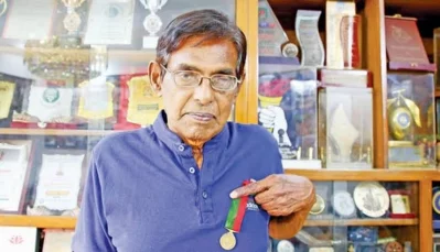 স্বাধীন বাংলা ফুটবল দল ও বাংলাদেশ জাতীয় ফুটবল দলের প্রথম অধিনায়ক জাকারিয়া পিন্টু।