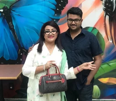 একমাত্র ছেলে অনিকের সঙ্গে ববিতা। ছবি: সংগৃহীত