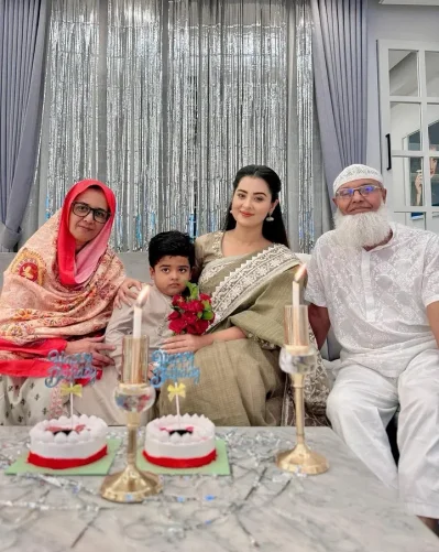 জন্মদিনে বাবা, মা ও ছেলের সঙ্গে বুবলী। ছবি: সংগৃহীত