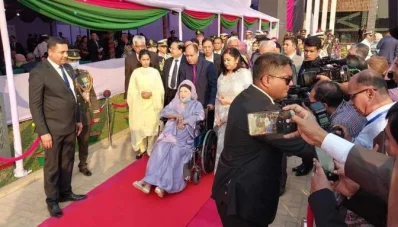 সশস্ত্র বাহিনী দিবসের সংবর্ধনা অনুষ্ঠানে যোগ দিতে সেনাকুঞ্জে বিএনপি চেয়ারপারসন খালেদা জিয়া। ছবি: ইত্তেফাক