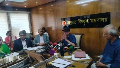 উপদেষ্টা মোস্তফা সরয়ার ফারুকী বৃহস্পতিবার সংস্কৃতিবিষয়ক মন্ত্রণালয়ে আয়োজিত সংবাদ সম্মেলনে। ছবি: সংগৃহীত