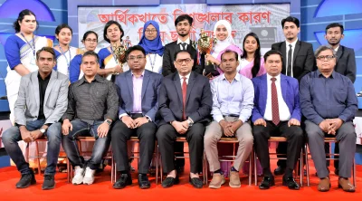 আর্থিক খাতের বিশৃঙ্খলা নিয়ে আয়োজিত ছায়া সংসদে বিজয়ী দলের বিতার্কিকদের ট্রফি হাতে সানেমের নির্বাহী পরিচালক অধ্যাপক ড. সেলিম রায়হান ও ডিবেট ফর ডেমোক্রেসির চেয়ারম্যান হাসান আহমেদ চৌধুরী কিরণসহ বিচারকদের সাথে দেখা যাচ্ছে।