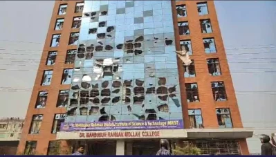 ড. মাহবুবুর রহমান মোল্লা কলেজে হামলা ও ভাঙচুর করা হয়েছে। 