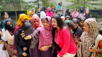 পরীমণির সঙ্গে সেলফি তোলেন শিক্ষার্থীরা। ছবি: সংগৃহীত