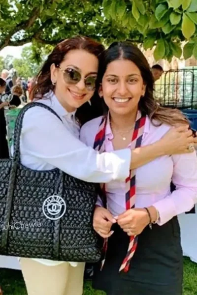 মা জুহি চাওলার সঙ্গে মেয়ে জাহ্নবী। ছবি: সংগৃহীত