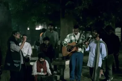 ‘ডিমোক্রেজি ক্লাউনস্’ ব্যান্ডের সদস্যরা। ছবি: সংগৃহীত