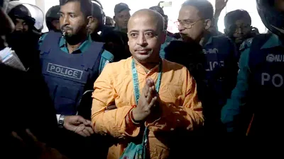 বাংলাদেশ সম্মিলিত সনাতনী জাগরণ জোটের মুখপাত্র চিন্ময় কৃষ্ণ ব্রাহ্মচারীকে আজ চট্টগ্রাম আদালতে আনা হয়। ছবি: সংগৃহীত